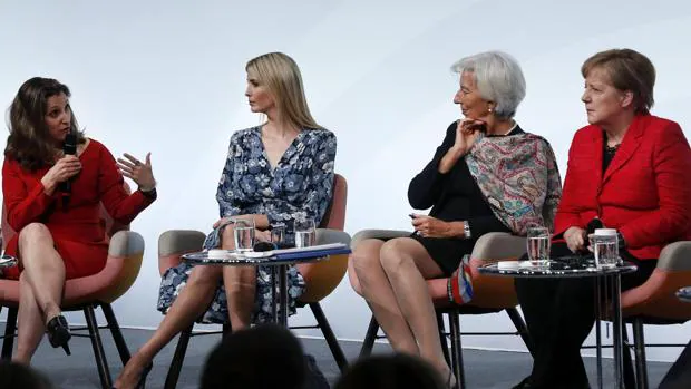 La ministra de Exteriores canadiense, Chrystia Freeland; la hija del presidente estadounidense Ivanka Trump; la directora del FMI, Christine Lagarde; y la canciller alemana, Angela Merkel, hoy en Berlín