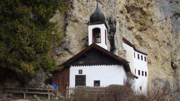 La ermita está colgada de la roca a 1.400 metros de altura en los Alpes austriacos