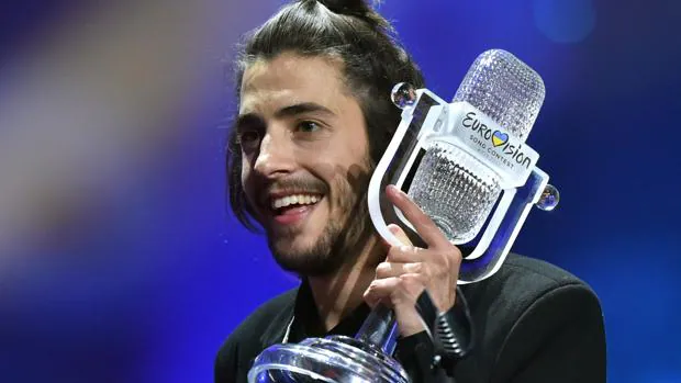 Portugal se echa a la calle para celebrar el triunfo de Salvador Sobral en Eurovisión 2017