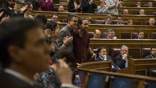 Errejón e Iglesias se abrazan en el debate de investidura de Sánchez en marzo del año pasado año
