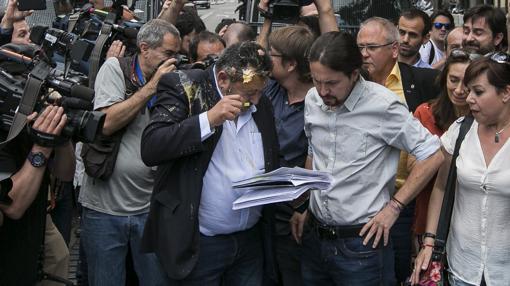 Pablo Iglesias recibe un «huevazo» dirigido a un representante del taxi acusado de «vendido»