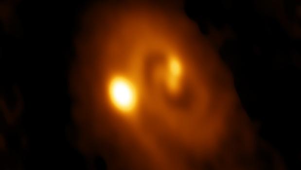 Esta radioimagen muestra un sistema estelar triple en plena formación, dentro de un disco de polvo y gas en la nube molecular de Perseo.