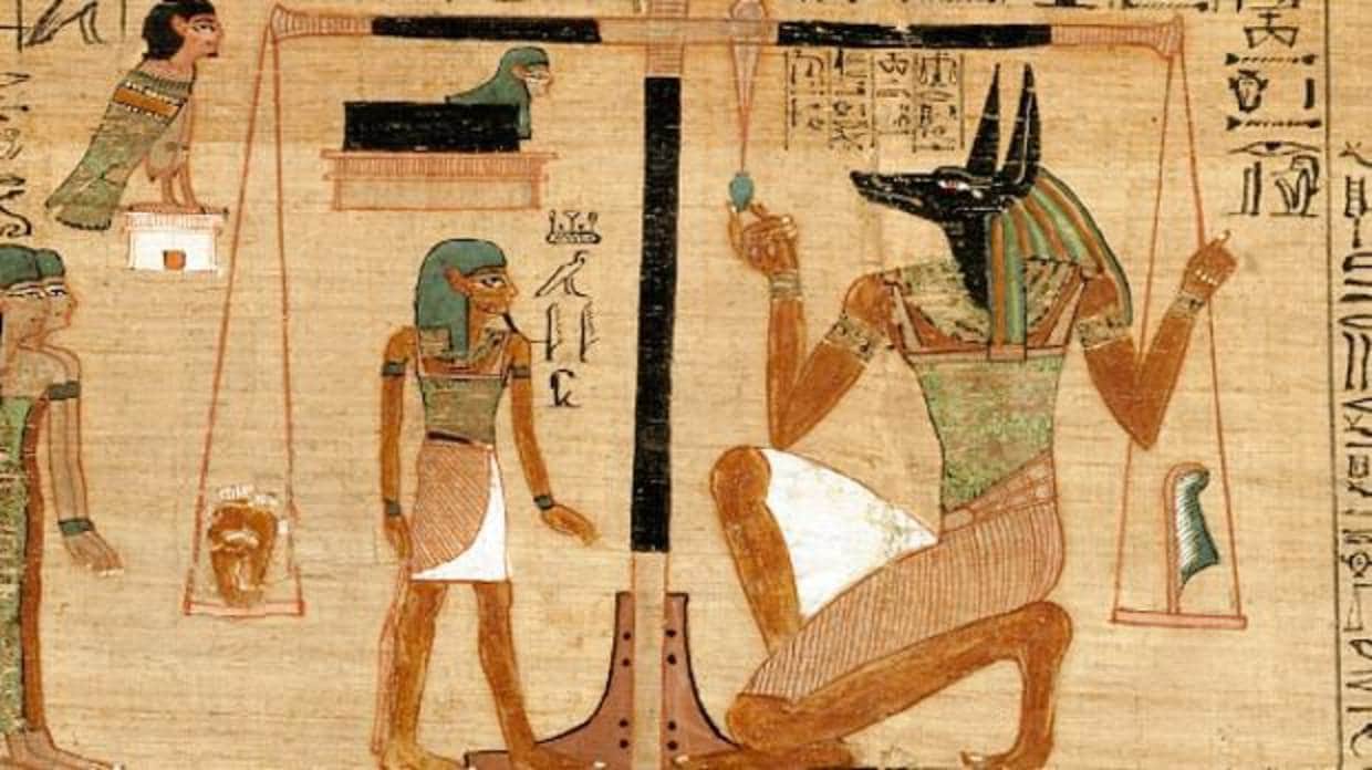 El dios de la muerte, Anubis, a la derecha, vigila la balanza en la que se pesaban los corazones de los difuntos durante el Juicio de Osiris