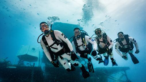 Miembros de la NEEMO 22 buceando en las proximidades de la base Aquarius