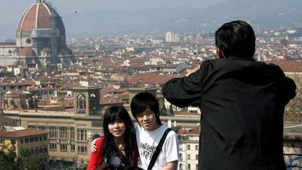 Dos turistas posan para una fotografía en Florencia