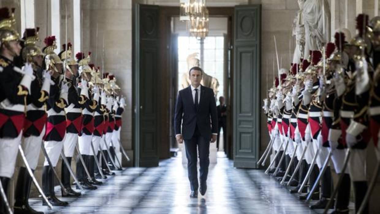 Macron emula el estilo de Luis XVI y Napoleón