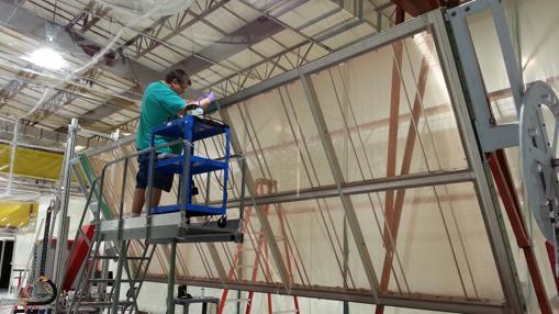 Un investigador trabaja con un prototipo de panel similar a los que se usarán en el gran detector