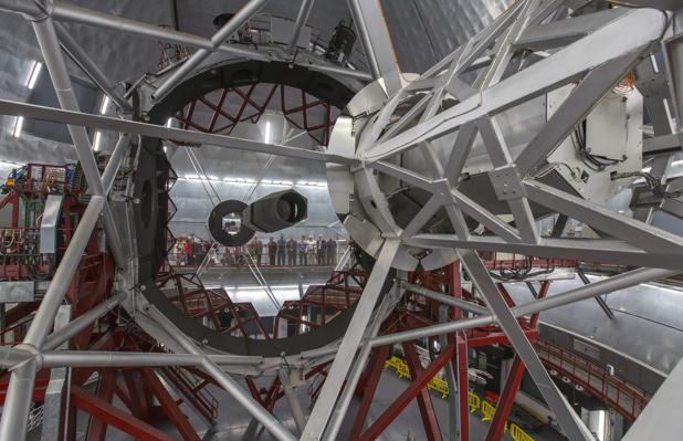 El espejo principal del Gran Telescopio Canarias refleja a los asistentes al acto de inauguración del instrumento MEGARA