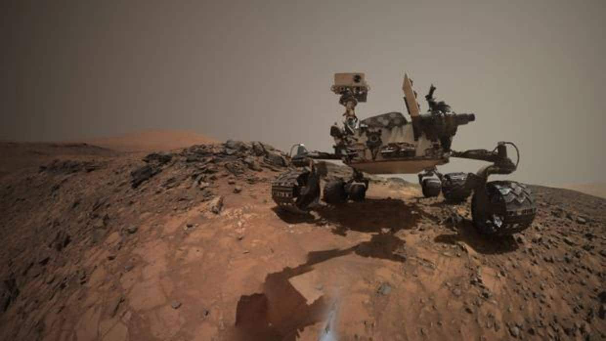 Fotografía cedida por la NASA que muestra una autorretrato del vehículo explorador de la NASA en Marte Curiosity sobre una roca 'Buckskin' en el área de 'Marias Pass' en la parte baja de Mount Sharp en Marte