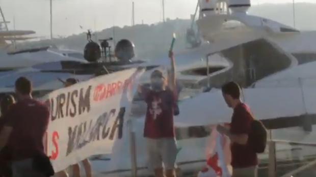Miembros de Arran atacan un restaurante y varios yates en Palma en su campaña contra el turismo