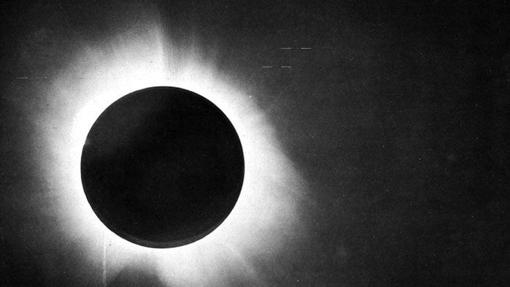 Fotografía de un eclipse solar tomada por Arthur Eddington en 1919, y que confirmó la Relatividad de Einstein