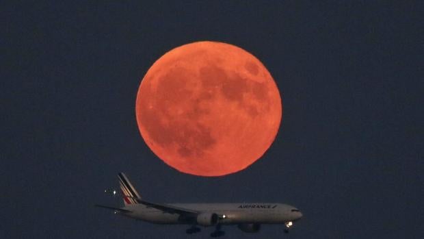 ¿Dónde y cuándo se podrá ver hoy el eclipse lunar en España?