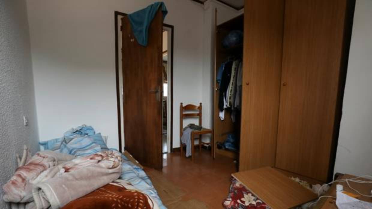 Interior de la habitación del imán en su piso de Ripoll tras los registros de la Policía