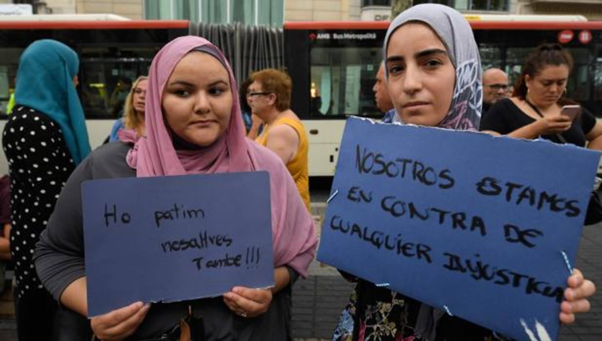 Doscientos musulmanes se concentran en La Rambla para condenar el atentado de Barcelona