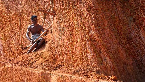El hombre con parálisis parcial que construyó una carretera a través de una colina