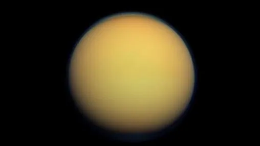 Imagen en color real de Titán, con su atmósfera de 600 kilómetros de grosor atestada de nitrógeno, captada por Cassini