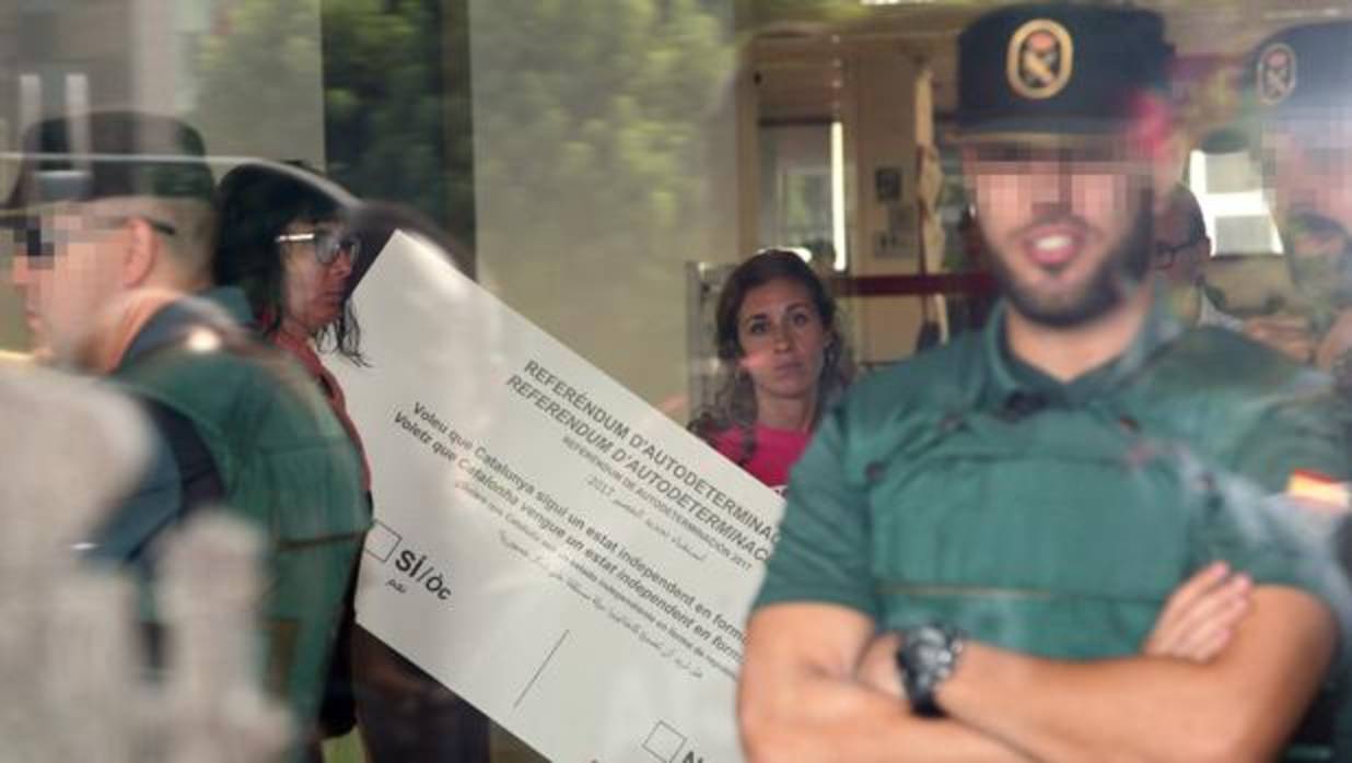 La CUP entrega una papeleta gigante del referéndum en la Subdelegación del Gobierno de Lérida