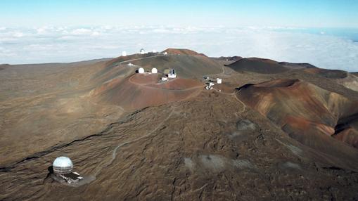 Emplazamiento propuesto para el TMT (abajo) en la montaña de Mauna Kea (Hawái)