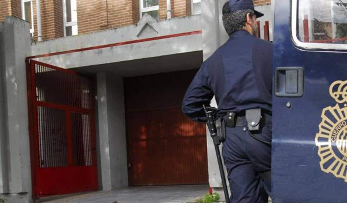 Una joven clava un cuchillo jamonero en la pierna de su novio en Madrid