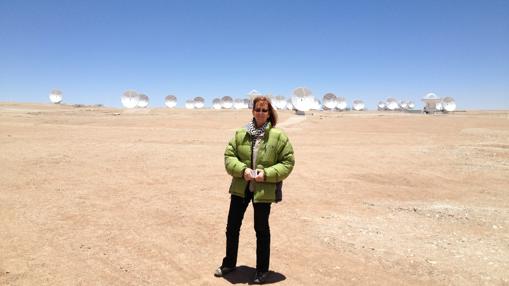 María Teresa Ruiz junto al telescopio ALMA, en el desierto de Atacama (Chile)