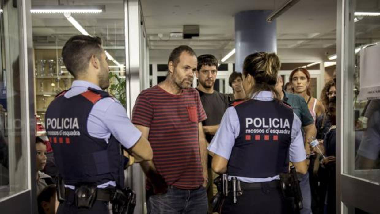 Los Mossos acceden a Escola Auró para levantar acta de las actividades que realizan los colegios