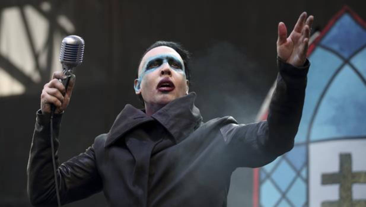 Marilyn Manson, herido tras caerle un decorado encima durante un concierto