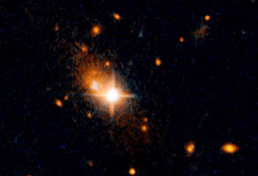 Esta imagen del Hubble reveló la presencia de un agujero negro supermasivo "escapando" de su galaxia