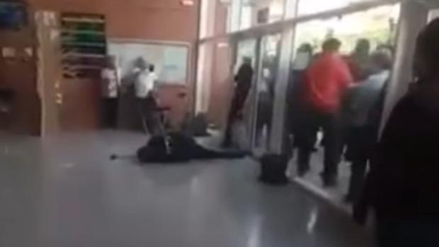 Detenido el hombre que arrojó una silla a un guardia civil en un colegio durante el 1-O