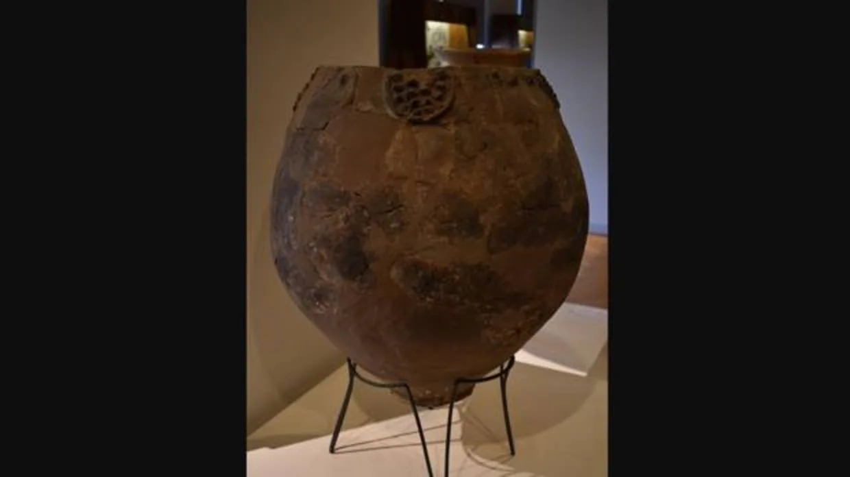 Una jarra neolítica, posiblemente utilizado para elaborar vino, del sitio de Khramis Didi Gora, exhibido en el Museo Nacional de Georgia
