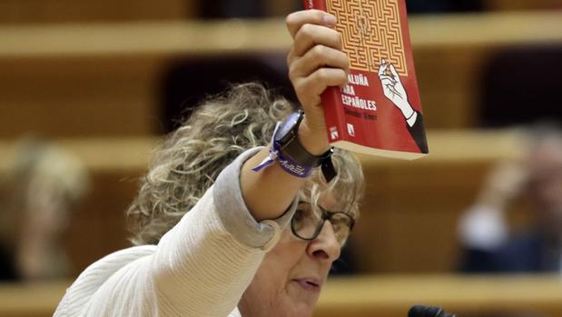 La respuesta de Rajoy a una senadora de ERC que le entrega un libro para entender a los catalanes