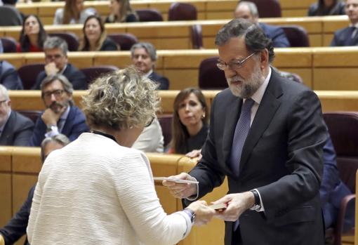 Rajoy le entrega la Constitución a la senadora de ERC