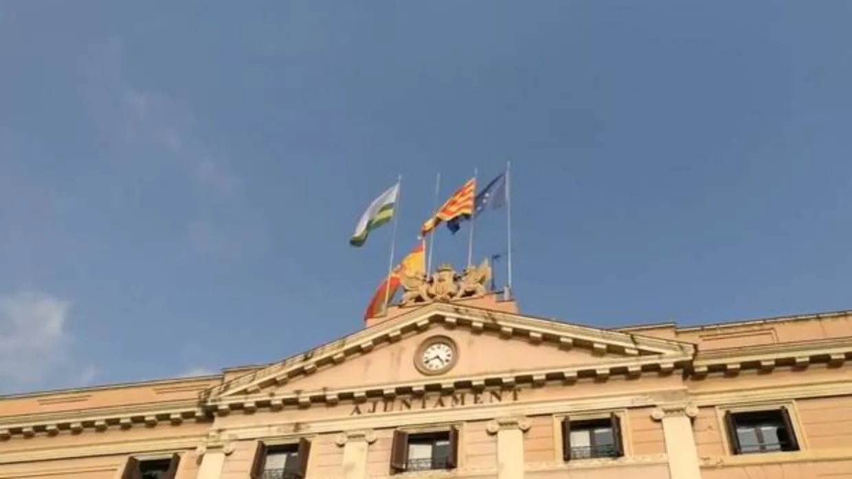 Retirada de la bandera en el ayuntamiento de Sabadell