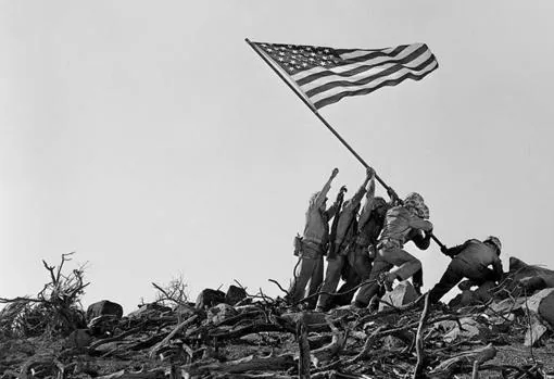 Alzando la bandera en Iwo Jima, fotografía histórica tomada el día 23 de febrero de 1945 por el fotógrafo Joe Rosenthal en la isla de Iwo Jima, Japón