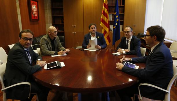 Junqueras reúne a la mitad del Govern cesado