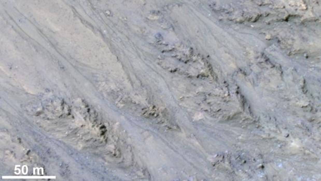 Pendiente interior de un cráterl marciano con varias de las líneas que fueron tomadas por corrientes de agua y que ahora se cree que son granos de arena