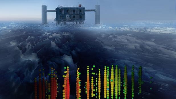 Recreación de una de las detecciones de neutrinos de mayor energía superpuesta en una imagen del experimento IceCube en el Polo Sur