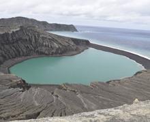 Vista desde la parte superior del cono de toba de la nueva isla de Tonga, en junio de 2017