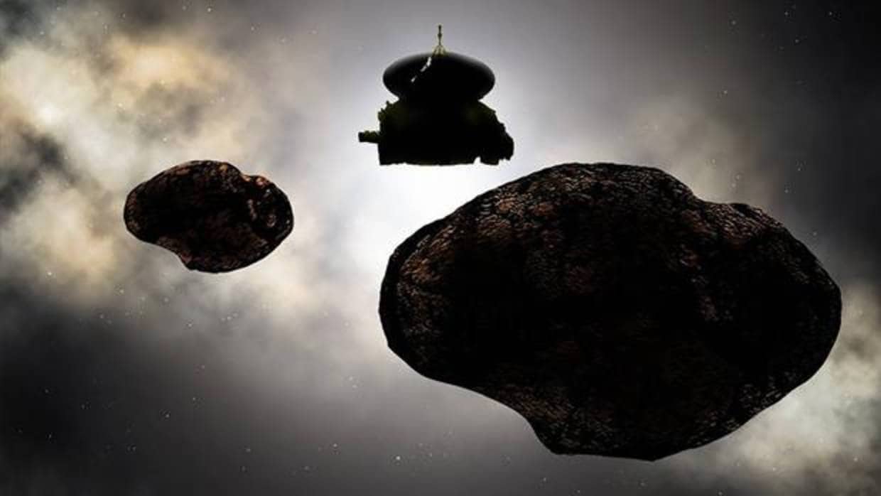 Recreación artística de la nave espacial New Horizons de la NASA volando sobre MU69 el 1 de enero de 2019. Las primeras observaciones apuntan a que el objeto del cinturón de Kuiper puede ser binario y tener una luna
