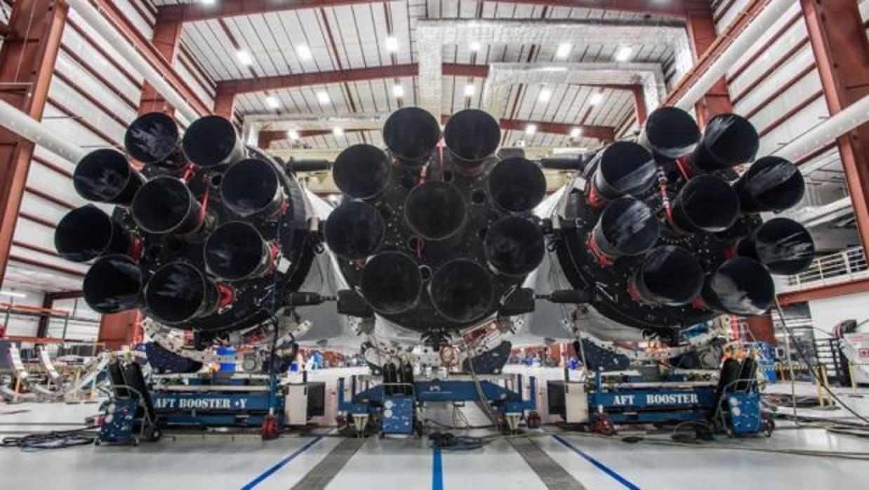 Imagen de los 27 motores del Falcon Heavy