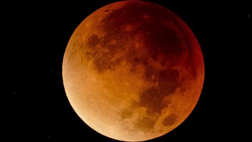 Ocurrirá un eclipse lunar total, como el de la imagen, visible en casi toda Europa