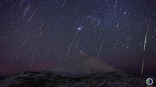 Composición de la lluvia de estrellas fugaces Gemínidas sobre el Teide, en Tenerife, en una imagen de archivo