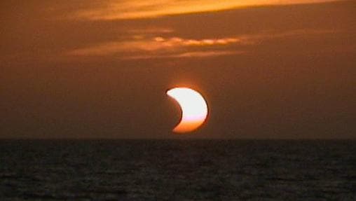 Un eclipse solar parcial. Jamás deben observarse sin protección para los ojos