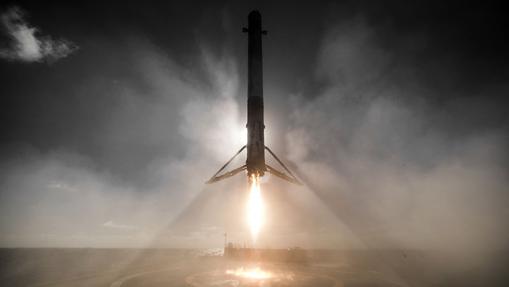 Un Falcon 9 aterriza en una plataforma después de poner dos satélites en órbita