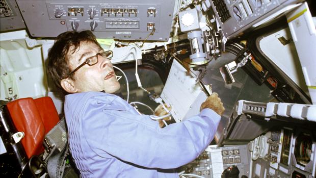 Muere el astronauta John Young, el noveno hombre en pisar la Luna y responsable del Apolo 16