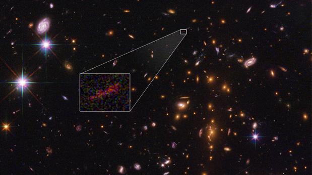 Un golpe de suerte permite al Hubble captar detalles de la galaxia más lejana