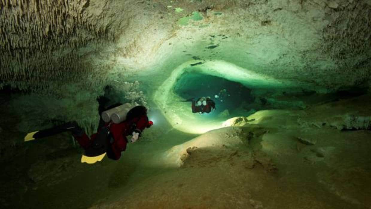 Buceadores se adentran en el gran sistema de cuevas de Sac Actun (México)