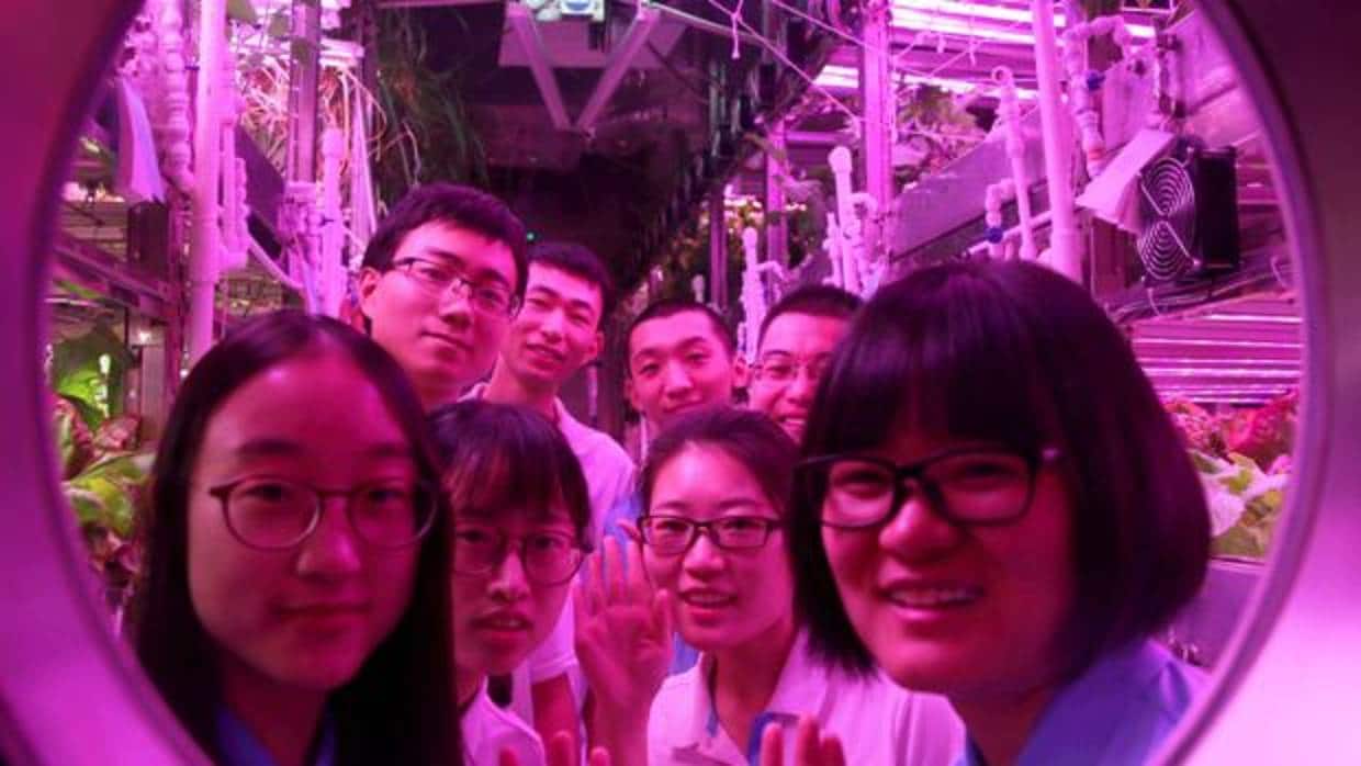 Estudiantes de biomedicina que han participado en las pruebas en el interior del «Yuegong-1» o «Palacio Lunar 1»
