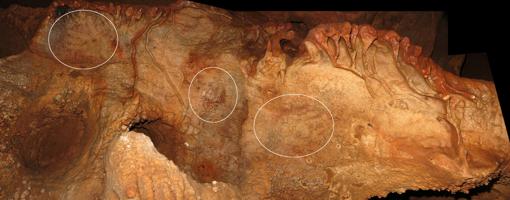 Tres manos en la cueva de Maltravieso. La de origen neandertal, en el centro