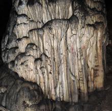 Pigmento rojo en la cueva de Ardales. Muchas áreas de esta formación de estalagmitas fueron pintadas por neandertales en al menos dos episodios, uno hace más de 65.000 años y otro hace unos 45.000 años