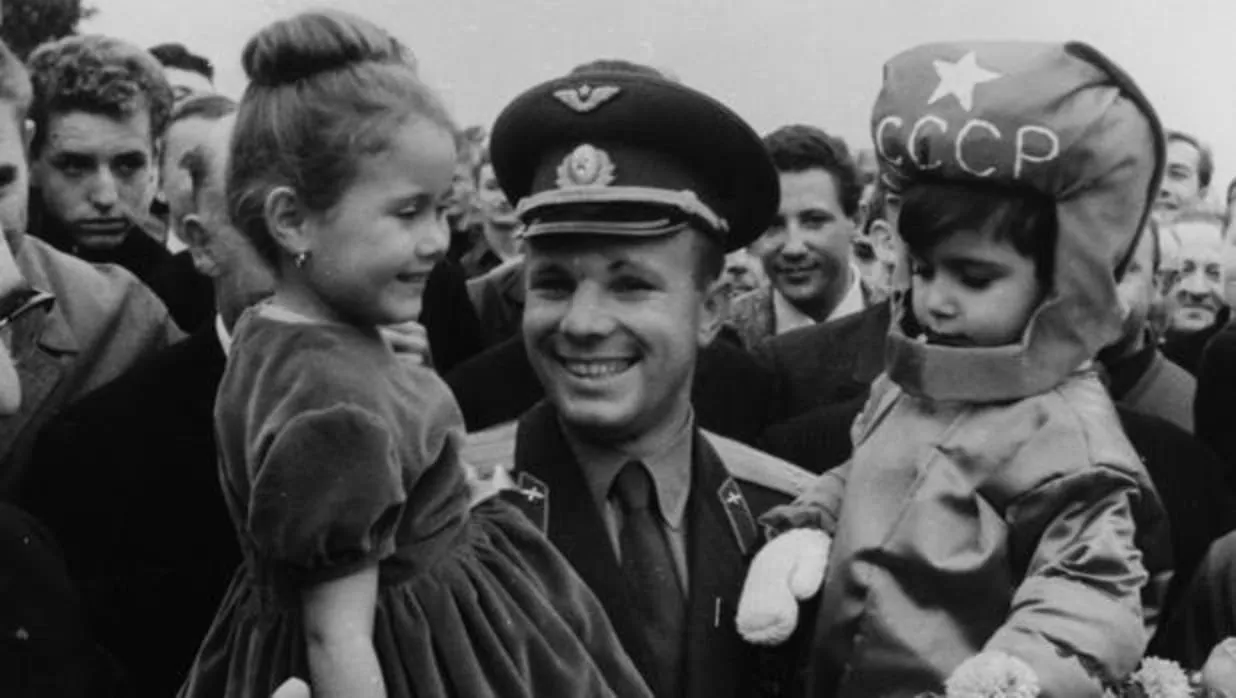 Yuri Gagarin, con sus hijas